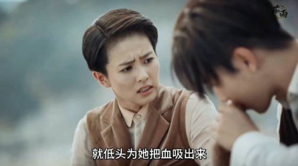 她不慎被螃蟹夹伤手指，不料被他的举动惊得愣在当场