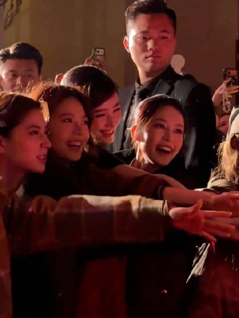 一眼就是李沁高级的美脸,李沁比旁边两个大整整十岁,一点看不出年龄差