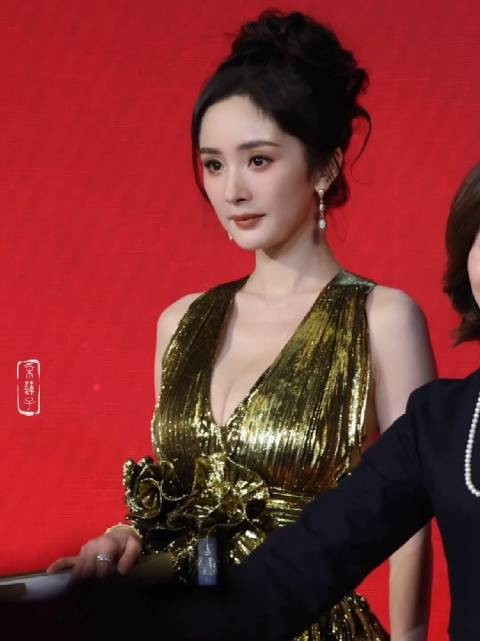 杨幂三亚活动现场,幂幂离得好近 当年这个造型一出来就被惊艳到了