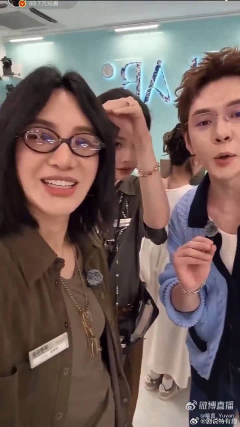 伦敦合伙人名场面,赵昭仪释放满满活力,一旁的喻言直接被她的 e 人能量惊住