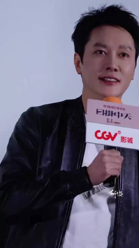 冯绍峰素颜路透,面部松弛泛红显岁月痕迹