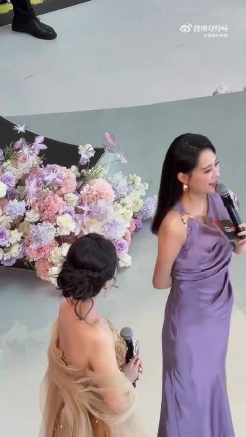 感觉大屏幕镜头真的很显胖 这样看,杨紫背好薄好瘦