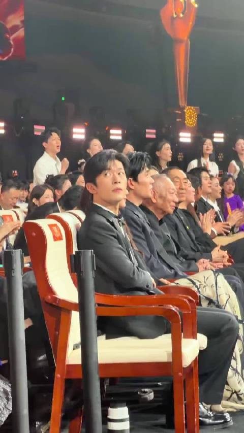 黄晓明太可爱了，求合唱屡屡被拒