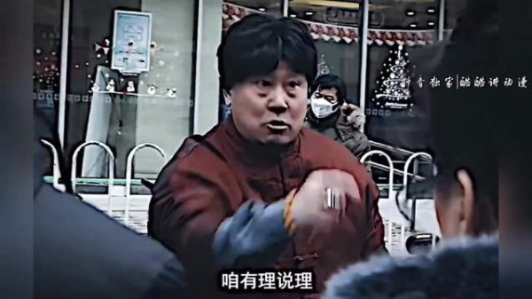 修表爷爷彻夜修旧表,守信榜样言传身教