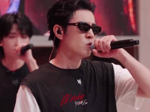 披哥三公舞台正式开始了，期待这次的三公表演…