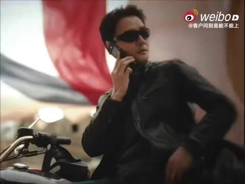王凯皮衣墨镜气场拉满,公路文男主既视感
