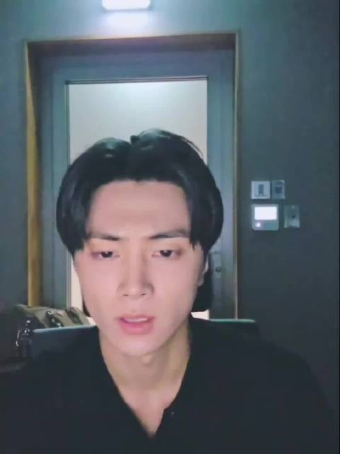 JAY于260919进行wvs live直播，向粉丝问好