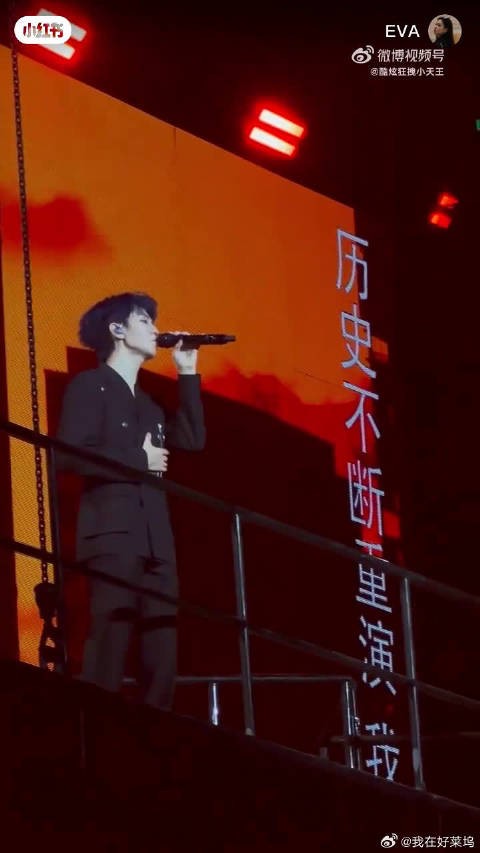 现场也太欢乐了吧,一首安静的歌,硬生生被粉丝的呼喊逗得王俊凯笑不停