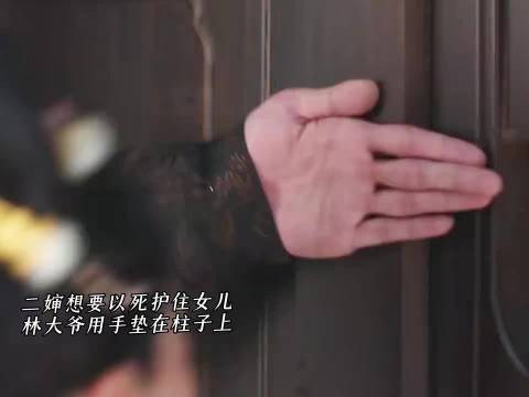 一个伸手挡墙的动作，加上自然的痛感反应，简简单单的戏份，反而格外戳人