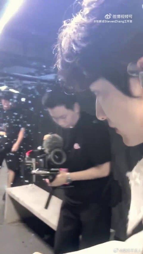 他唱完最后一句纵身往下跳的时候,我旁边的姐妹直接把应援棒甩飞出去半米远