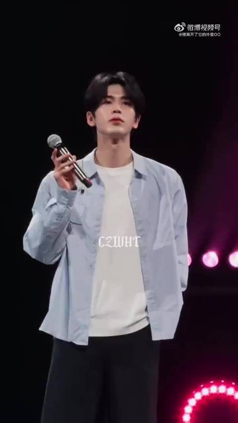 张凌赫穿蓝衬衫彩排，自然清爽显人夫感