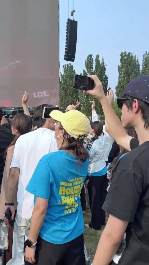 昨天偶遇的王烁然~去看音乐节了! 反戴帽子+墨镜️玩嗨了音乐节偶遇王烁然