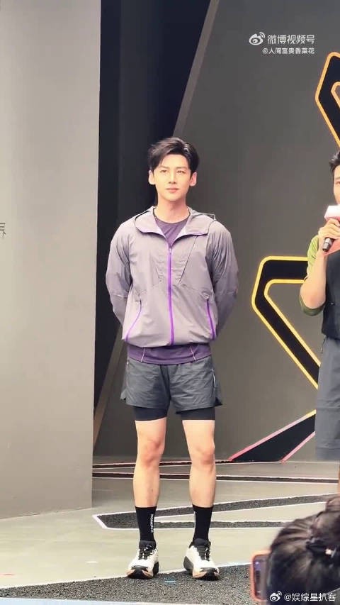 白敬亭这穿搭属实有点好笑，打底裤居然比外裤还长