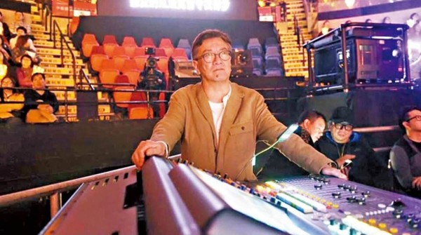 香港知名女星罕晒爸爸背影，是教父级演唱会监制，合作过无数巨星