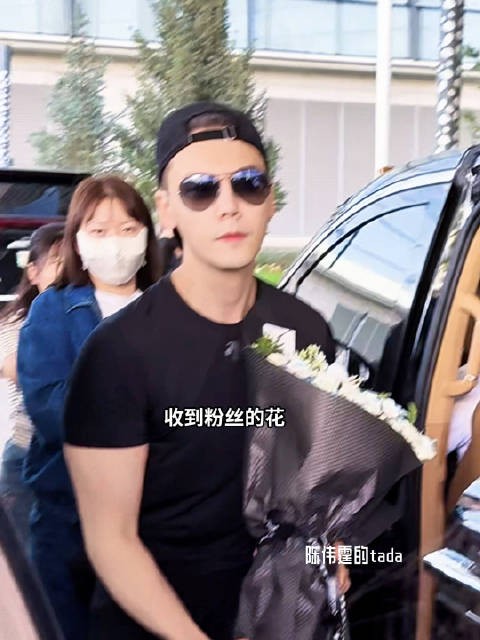 陈伟霆乌鲁木齐抵达,收鲜花致谢,明日出席活动