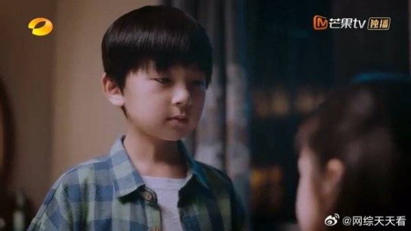 女孩带邻居男孩进入父亲房间,讲述她妈妈的故事,安慰男孩