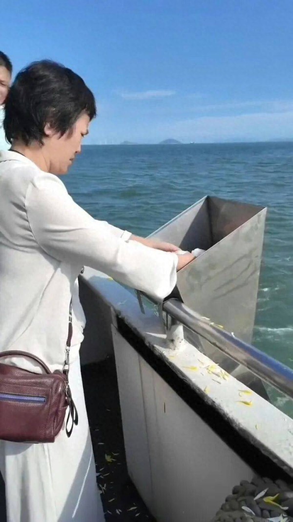 一路走好!邵氏功夫巨星完成海葬,小30岁妻子亲手将骨灰撒入大海