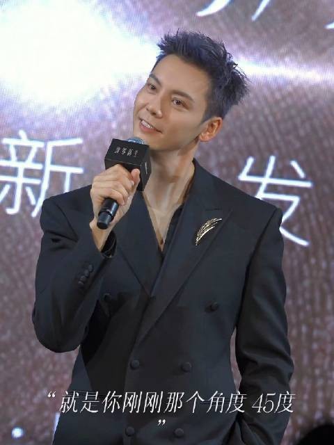 活动现场很老套的节目让陈伟霆玩得很有趣