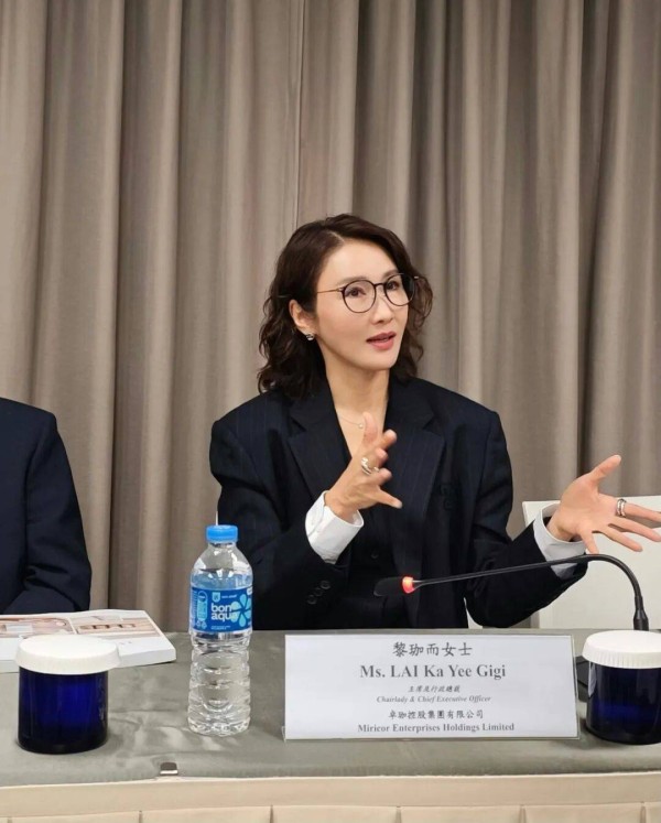 TVB视后黎姿退圈18年变上市公司CEO，一身西装主持股东大会，气场全开