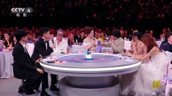 王祖蓝嘴搓二胡为胡歌搭戏，胡歌表演浮夸