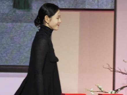 孙艺珍亮相《挑情丑闻》发布会,造型惊艳全场——举手投足皆是