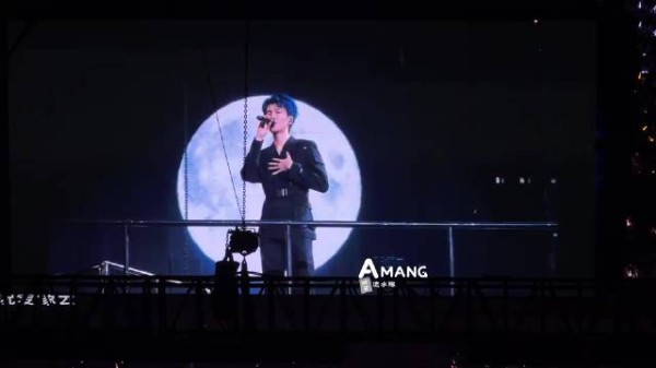 王俊凯演唱会伴舞送小蛋糕，爸爸台下见证