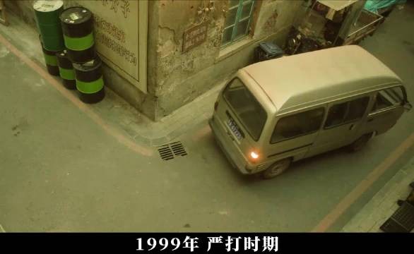1999年银行劫案，劫匪自制炸药枪杀职员后分头逃离