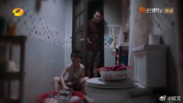 幼年子秋一个人偷偷洗衣服 被邻居说闲话,李爸霸气护子