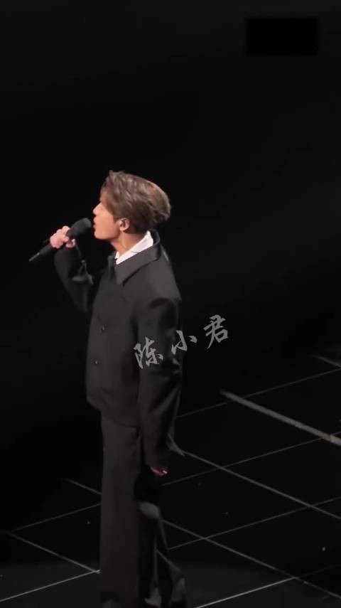 王嘉尔唱《慢慢》获赞不是没道理，嗓音辨识度高，情感处理细腻又克制