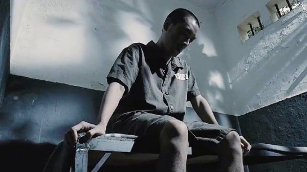 男人磨掉所有指纹,只为给女友复仇
