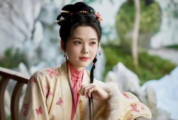 《兰香如故》她北电毕业就出演大剧主角,扮相明媚娇俏,还是童星出身