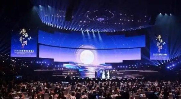 张凌赫舞台引热议，晚会跨界表演，藏着演员的定位陷阱
