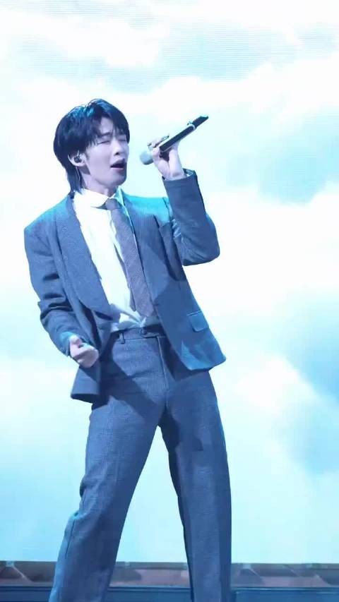 王赫野跳舞全程匆忙，努力认真累到苦劳