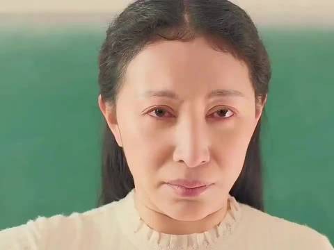 女老师在上课,突然拿刀扎向自己