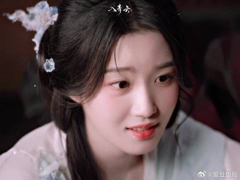 那天纪伯宰在明意睡着的时候盯着她看了很久