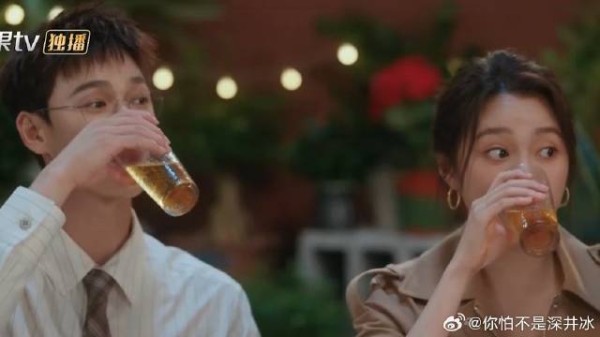 阿姨直播粉丝破十万,成扎扎亭大网红,大家举杯庆祝