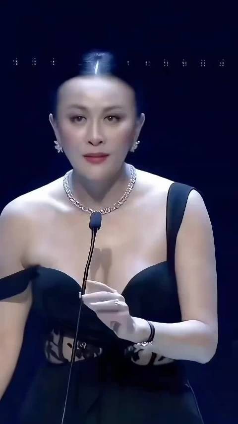60岁 刘嘉玲搜 出席活动依旧身材火辣，这状态如何？