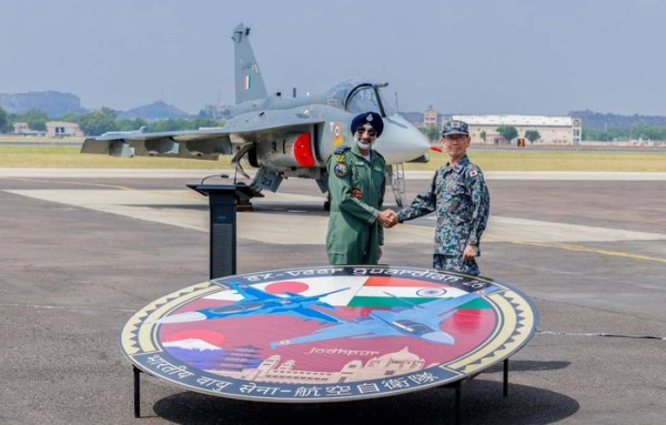 印度空军参谋长阿马尔·普里特·辛格（左）与日本航空幕僚长森田雄博（右）在“光辉”战机前合影