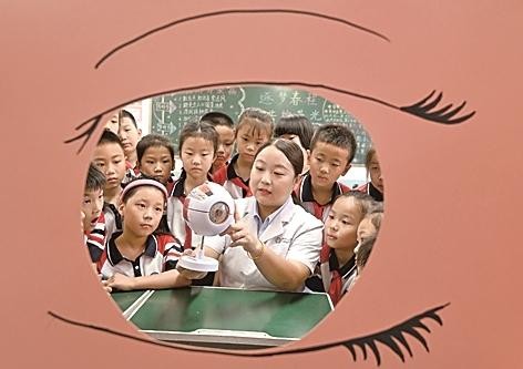 河北邯郸市，眼科医院的医务人员向学生们普及眼保健知识。郝群英摄/光明图片