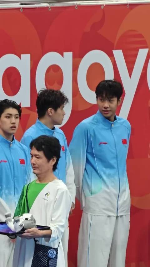 潘展乐张展硕亚运会颁奖讲小话,话唠乐儿逗笑鼠儿