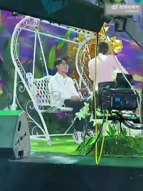 舞台表演的社死瞬间,实在是太尴尬了,真想找个地缝钻进去!