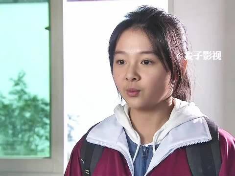 初中女孩为了赚钱跑去擦皮鞋，父亲看到后愧疚不已