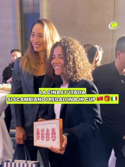 比杯晚宴各国晚宴造型，郑钦文与保利尼合影