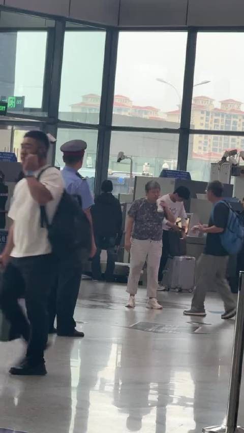 王宝强上演的那一幕还在继续,年近七十的老太太在车站直接干掉一瓶茅子