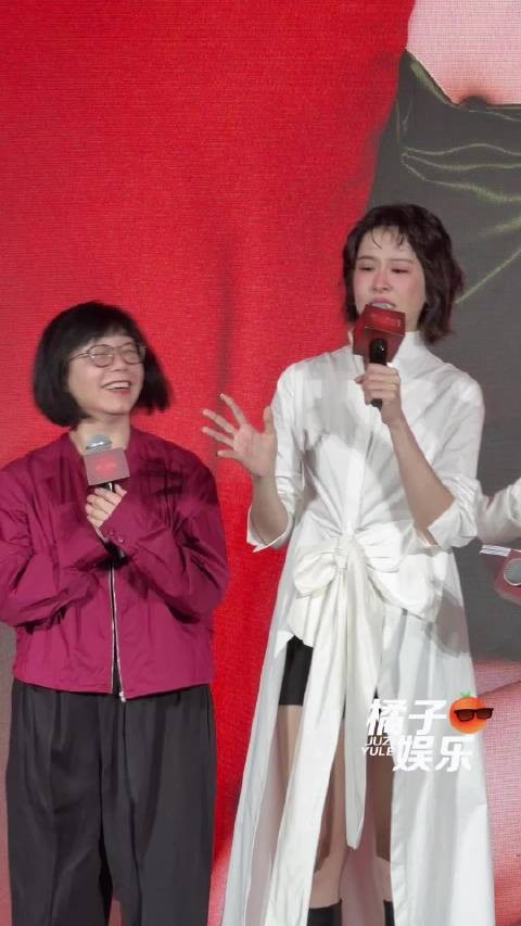 听到公司的领导上台讲话落泪的沛慈 善良感性的姐姐