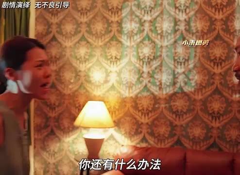 太揪心了！父亲前脚刚跟女儿告别，让她在车里乖乖等待…