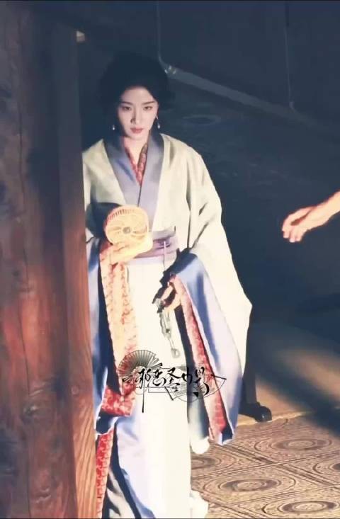这剧妆造挺落地的，服道化蛮有质感，看着不赖