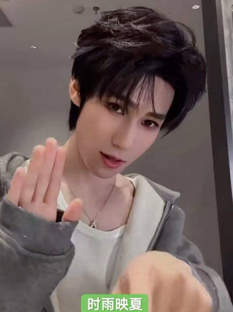 一碗白粥让张真源吃得很投入，与唐艺昕对比鲜明