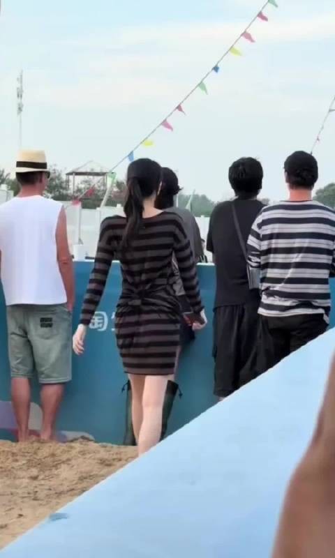 李嫣背影酷似年轻王菲，母女同款纤细身材