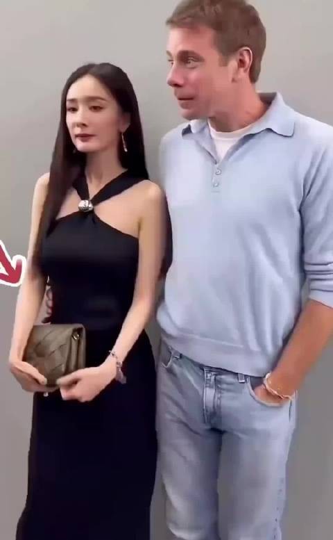 内娱女星面对金主肢体接触,刘亦菲略显熟练,赵露思则大气甩脸